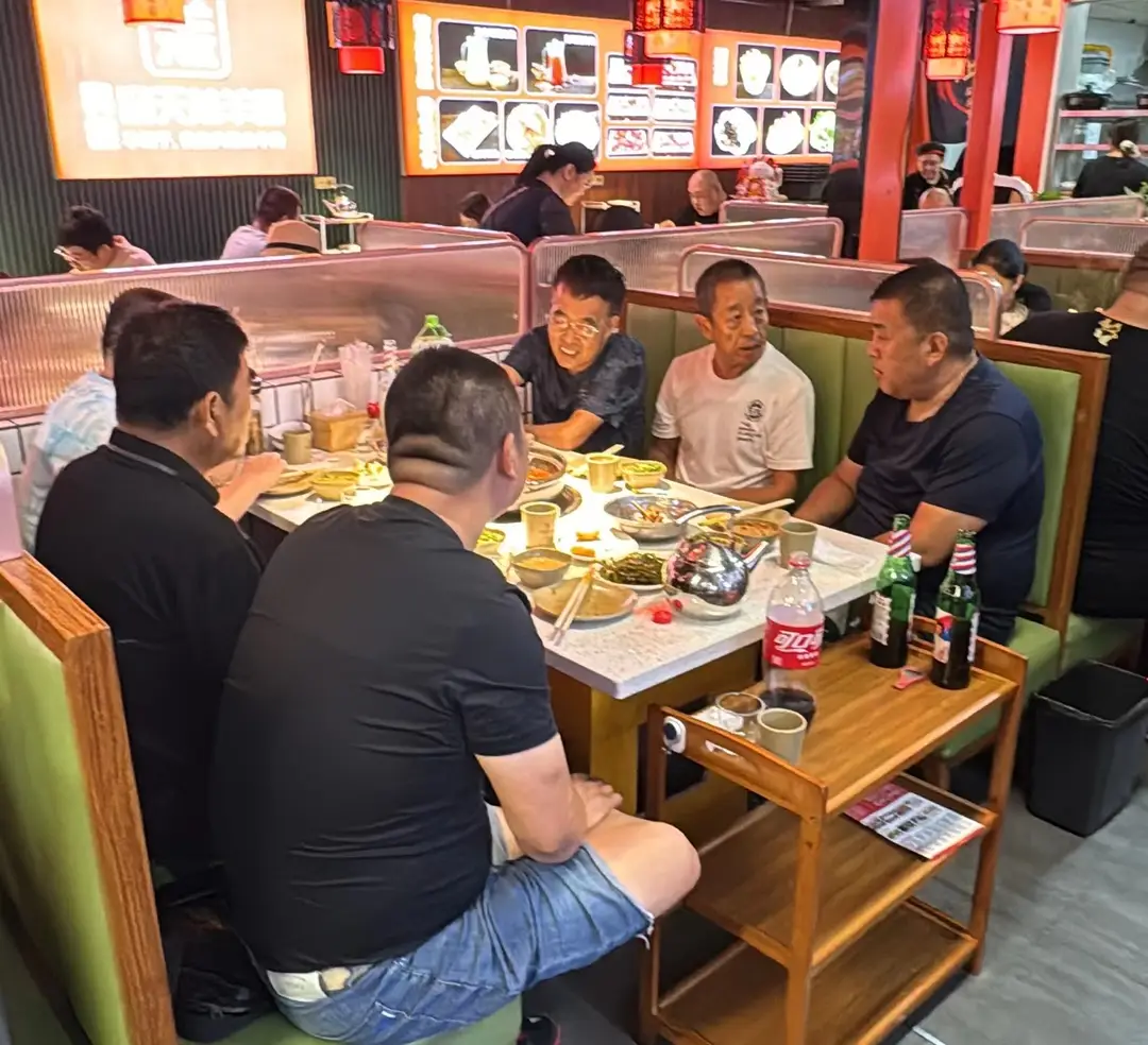 勇救3人后牺牲，他的火锅店外排起了长队……