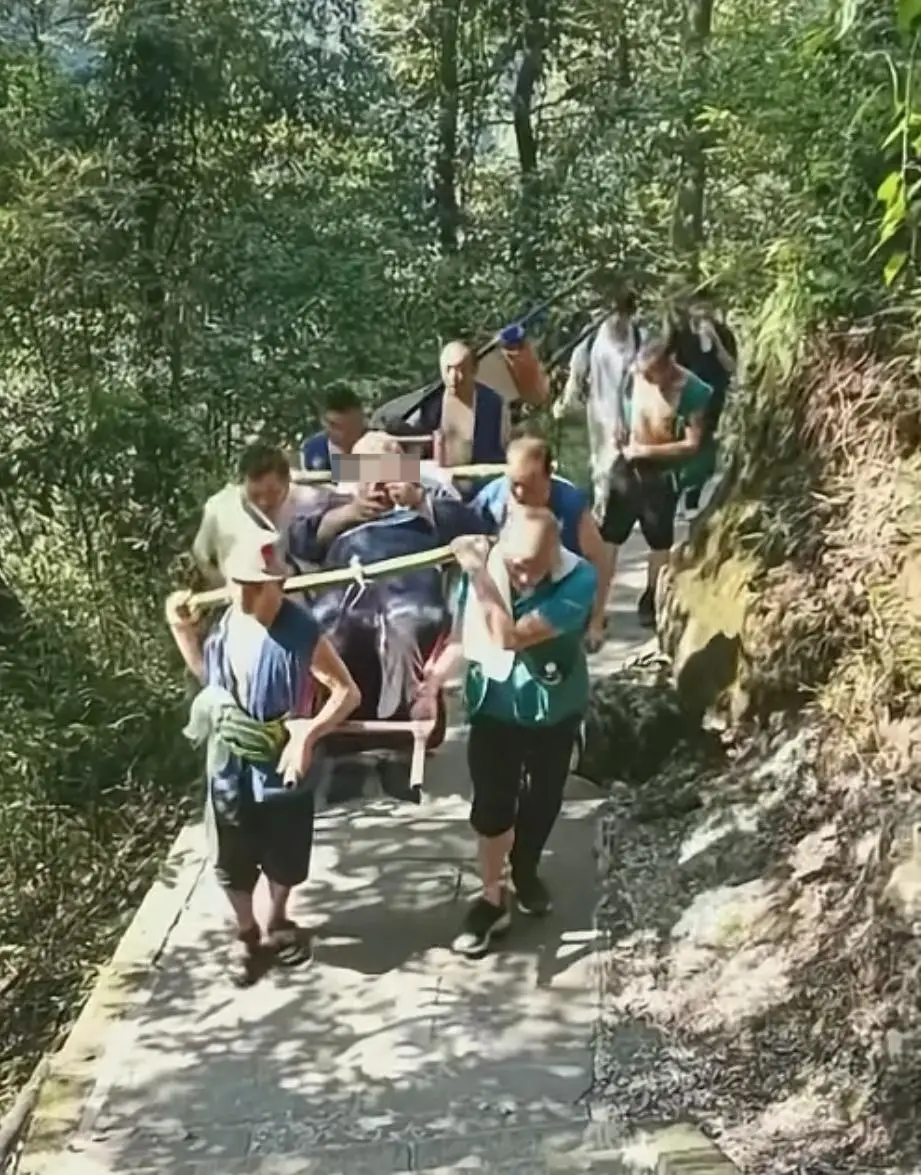 263斤男子花2.21万元坐滑竿上峨眉山！9人轮流抬超10小时，轿夫：从业32年来最大一单